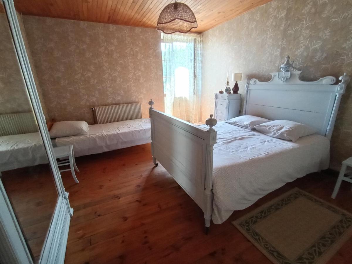 Des Pierres Dorees Holiday home *